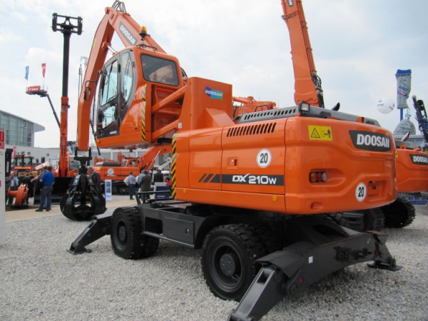Doosan DX 210W MATERIAL HANDLING