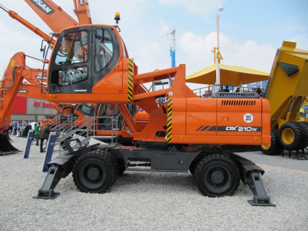 Doosan DX 210W MATERIAL HANDLING